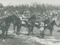 Gruppo di ufficiali a cavallo in partenza